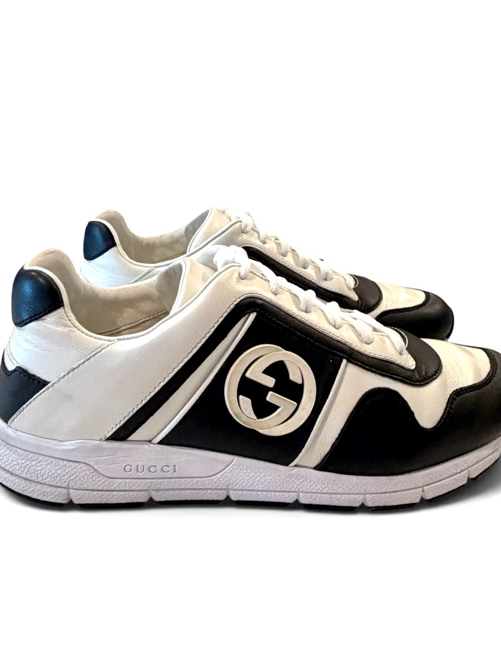 Gucci Men’s Black & White Leather interlocking Logo Runner Sneakers - Picture 2 of 12